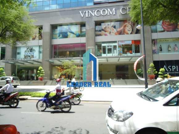 Tòa nhà cao ốc Vincom Center Building nhìn ra ngoài đường